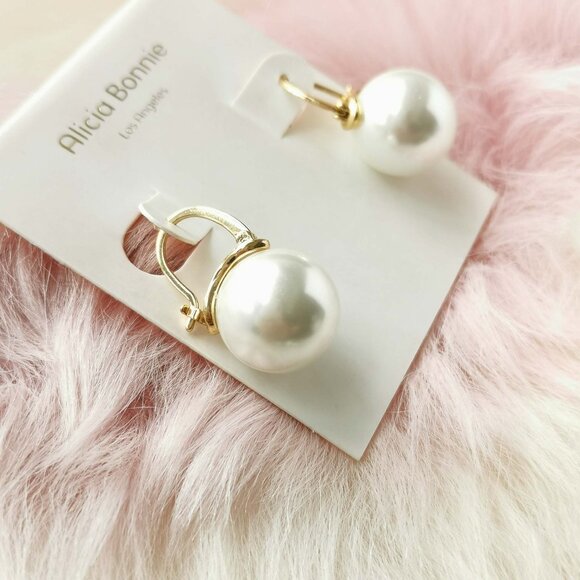 Alicia Bonnie gold Blanche White Pearl Earrings - Picture 2 of 3